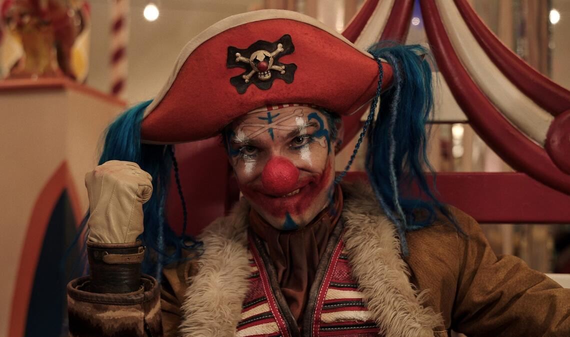 Jeff Ward als Buggy in Staffel 2 von One Piece.