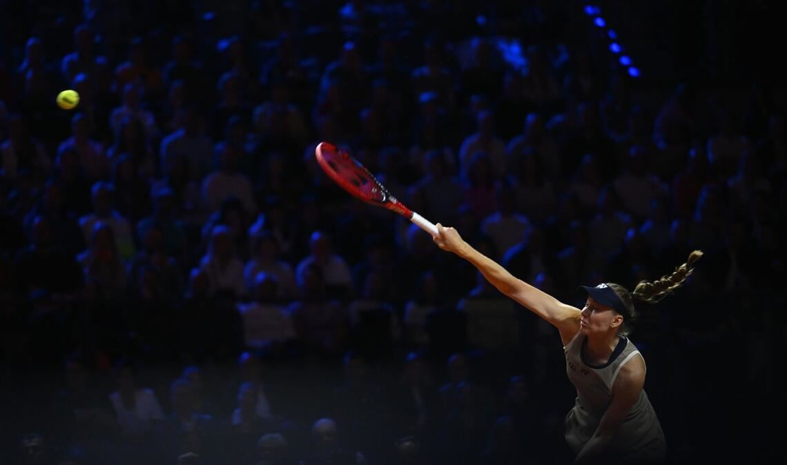 Jelena Rybakina schlägt auf beim WTA-Finale