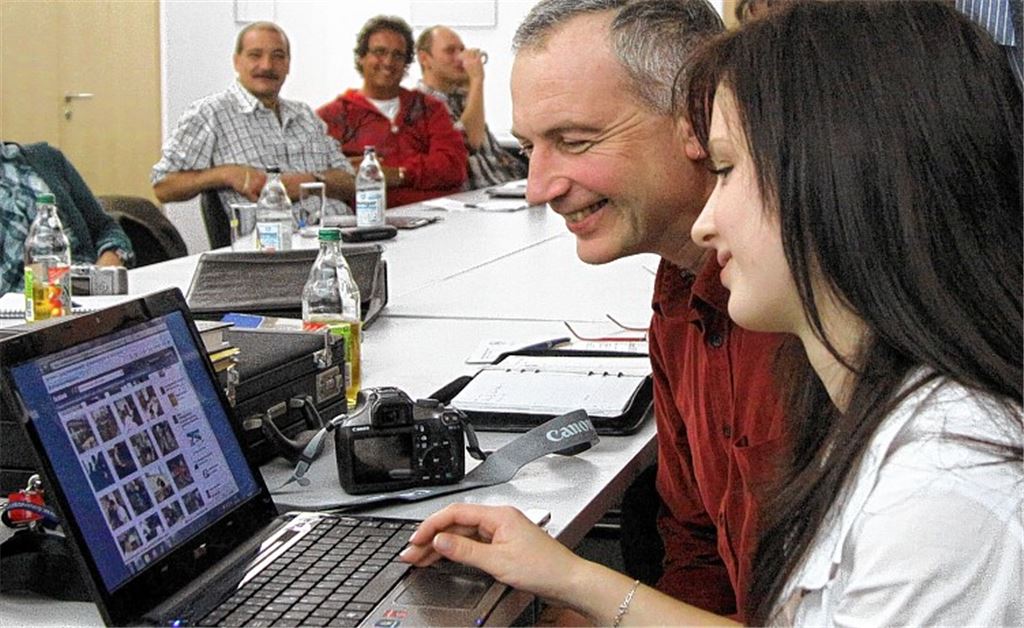 Jella Rottner demonstriert Obermeister Thomas Hagenlocher den geplanten Online-Auftritt im sozialen Netzwerk Facebook.