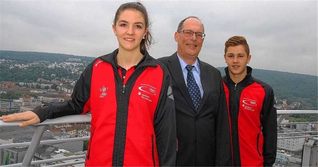 Jennie Wolf und Daniel Pinneker mit dem Vorstandsvorsitzenden der Sparkasse Pforzheim-Calw Stephan Scholl auf dem Dach des Sparkassenturms.