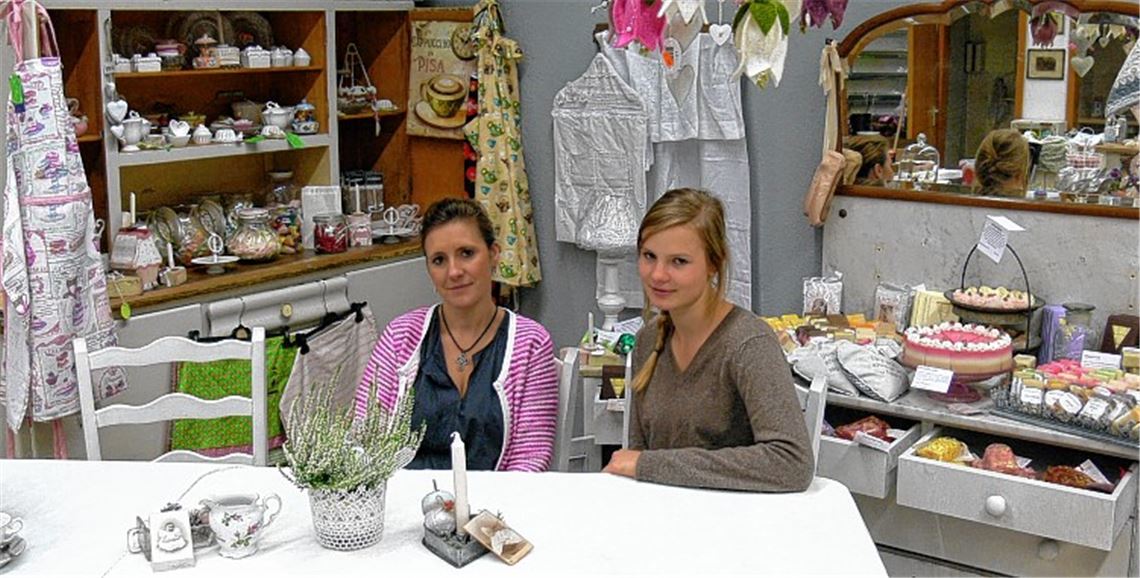 Jenny Nonnenmann (li.) und Marei Brose freuen sich auf Gäste in der „Villa Zuckersüß“. Foto: Garhöfer