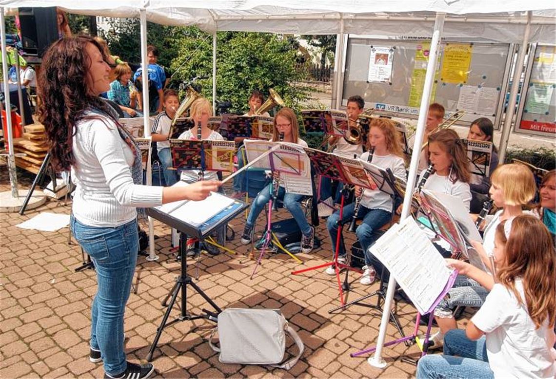 Jenny Speer präsentiert am Sonntag mit der jüngsten Bläsergruppe „Fortissimo“ des Musikvereins Enzberg die Nachwuchsarbeit des Vereins bei der Flecka-Hocketse.