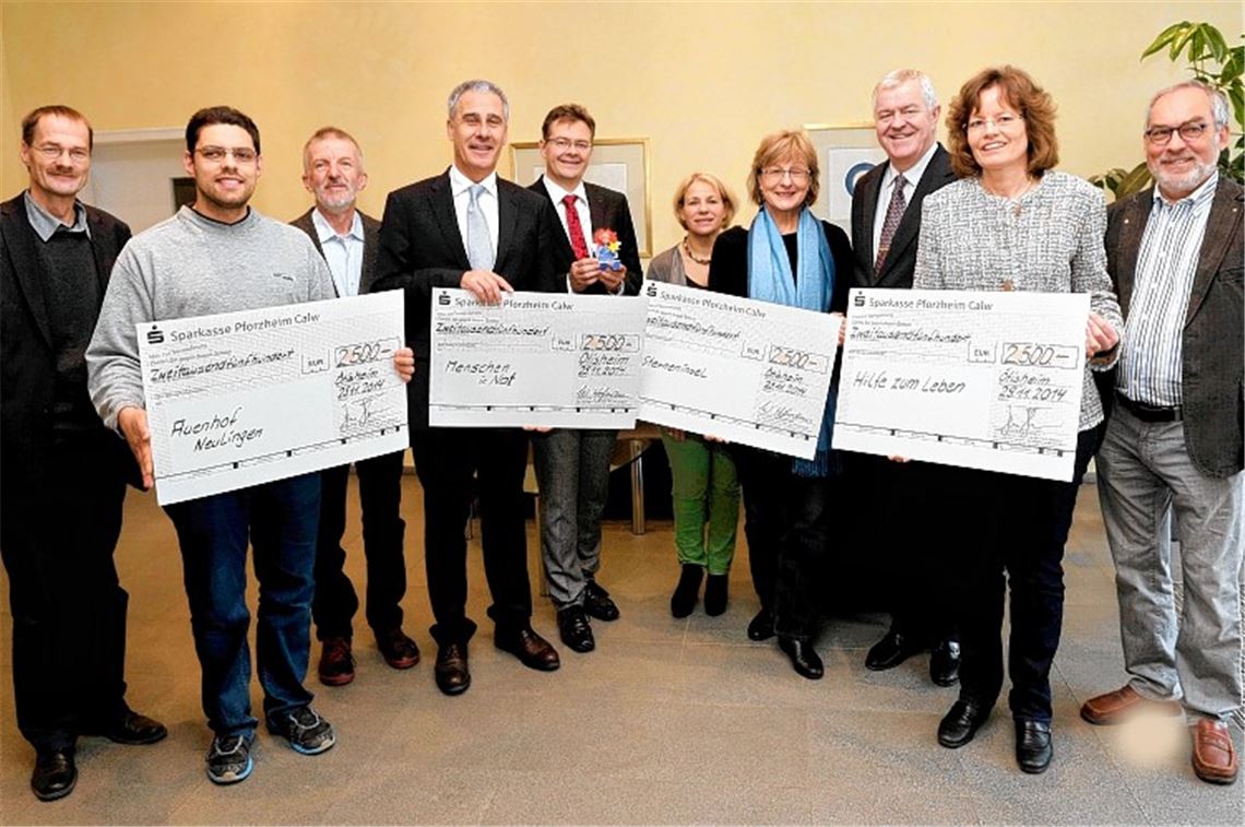 Jens Hofmann (5. v. li.) und Wolfgang Hofmann (3. v. re.) von der Firma Kummer spenden 10000 Euro an vier Organisationen aus Pforzheim und dem Enzkreis.Foto: Tilo Keller