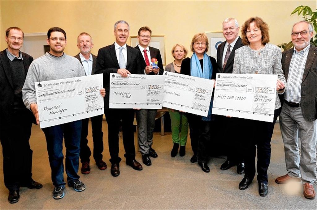 Jens Hofmann (5. v. li.) und Wolfgang Hofmann (3. v. re.) von der Firma Kummer spenden 10000 Euro an vier Organisationen aus Pforzheim und dem Enzkreis.Foto: Tilo Keller