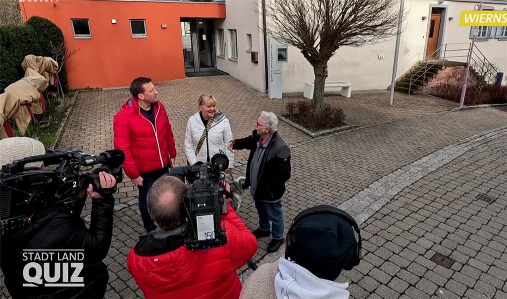 Jens Hübschen befragt Kandidaten vor dem Kaffeemühlenmuseum. Screenshot: Becker