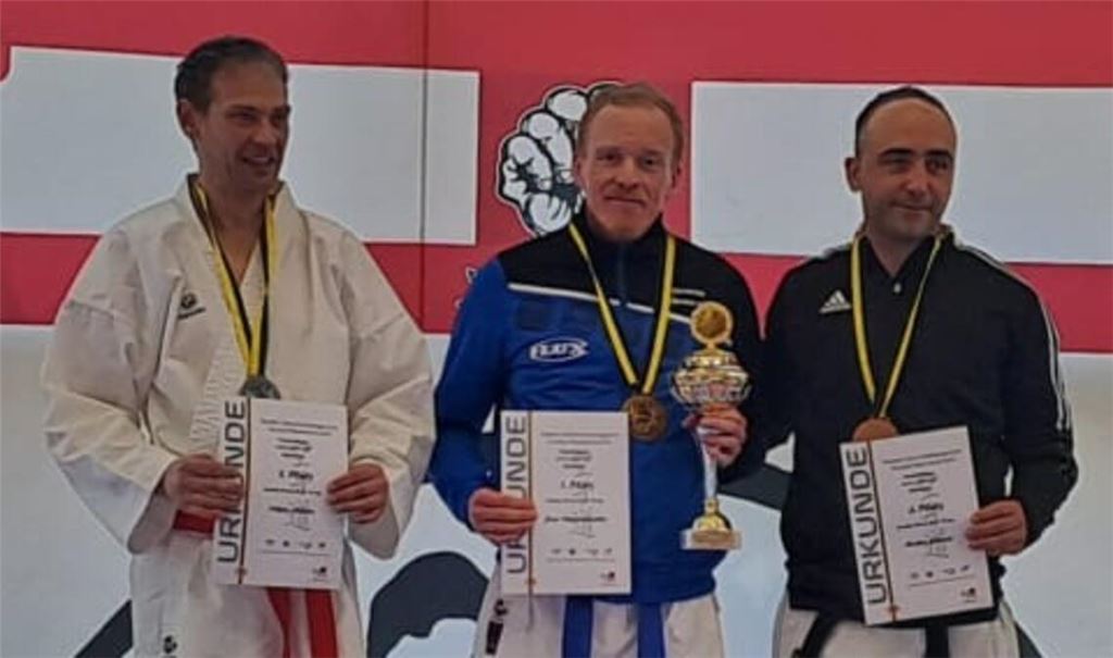 Jens Maisenbacher (Mitte) ist Karate-Landesmeister in der Masterklasse.