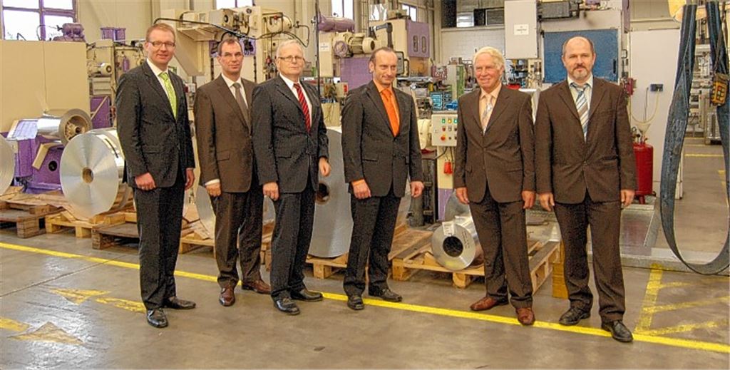Jens Mohrmann (v.li.), Oberbürgermeister Frank Schneider, Landrat Karl Röckinger, Horst Bernecker junior, Horst Bernecker senior und Vertriebsleiter Michael Berner.