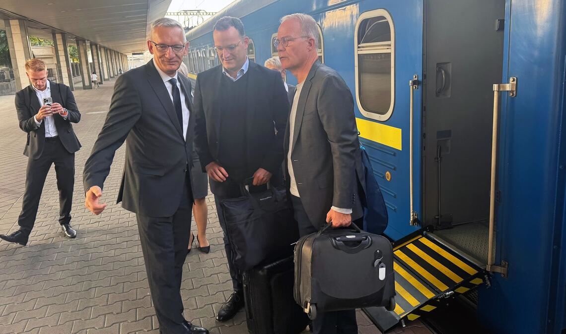 Spahn und Miersch überraschend gemeinsam in der Ukraine Jens Spahn, CDU/CSU Fraktionsvorsitzender, und Matthias Miersch (r), SPD Fraktionsvorsitzender, werden bei ihrer Ankunft am Bahnhof der ukrainischen Hauptstadt von Martin Jäger (l), deutscher Botschafter in der Ukraine, begrüßt.