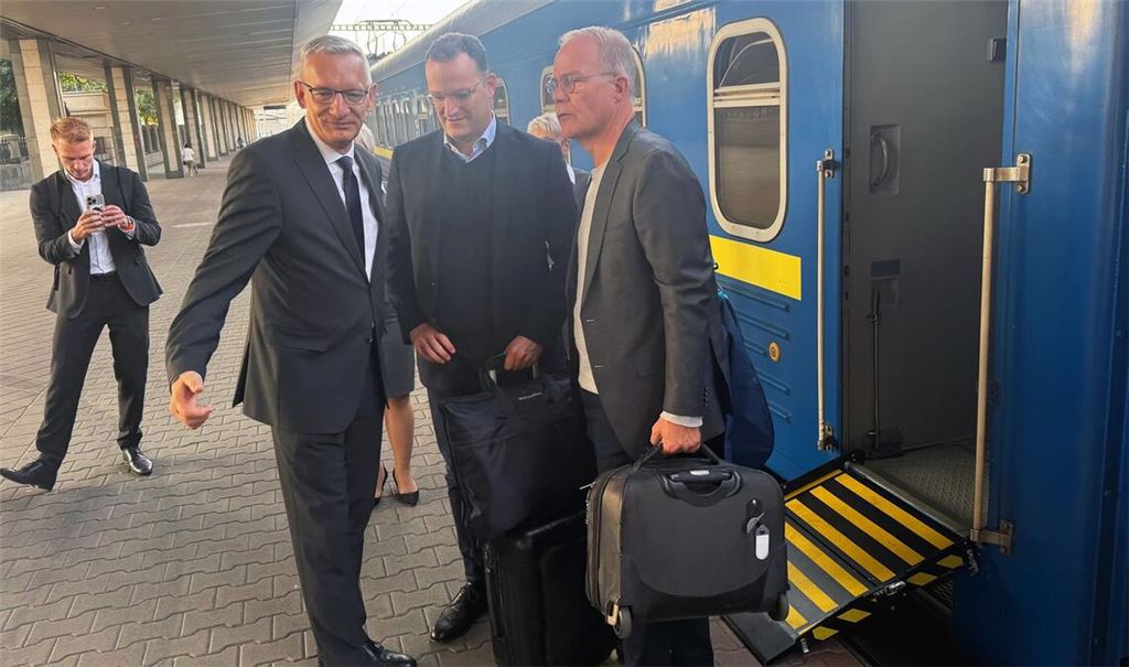 Jens Spahn, CDU/CSU Fraktionsvorsitzender, und Matthias Miersch (r), SPD Fraktionsvorsitzender, werden bei ihrer Ankunft am Bahnhof der ukrainischen Hauptstadt von Martin Jäger (l), deutscher Botschafter in der Ukraine, begrüßt.