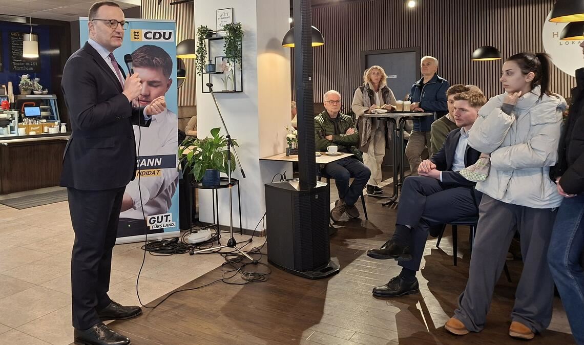 Jens Spahn (li.) stärkt als stellvertretender CDU-Fraktionsvorsitzender im Bundestag Nico Gunzelmann (2.v.re.) als Landtagskandidaten den Rücken. Foto: Dr. Bastian