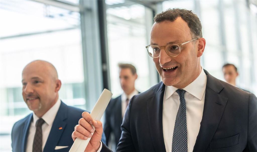 Jens Spahn (rechts), CDU/CSU Fraktionsvorsitzender im Bundestag, und  Alexander Hoffmann, CSU Landesgruppenvorsitzender (Archivbild)..