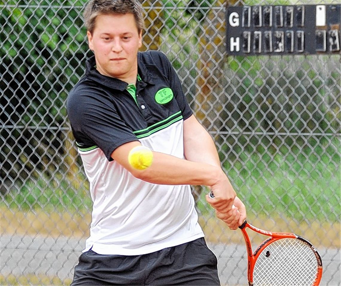 Jens Thäter, Lienzingens Nummer eins, gewinnt sein Einzel nach Match-Tiebreak. Foto: Fotomoment