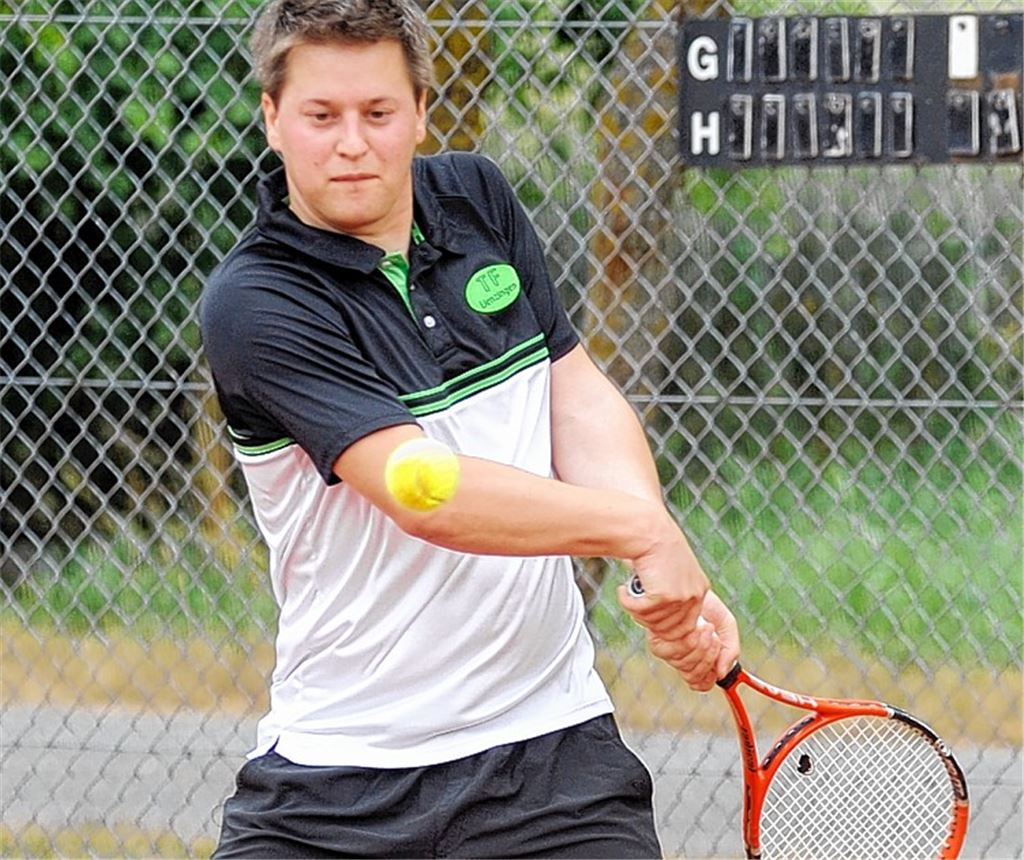 Jens Thäter, Lienzingens Nummer eins, gewinnt sein Einzel nach Match-Tiebreak. Foto: Fotomoment