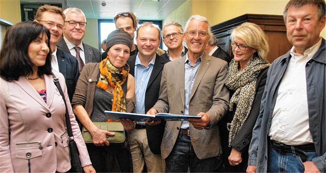 Jens und Wolfgang Hofmann (2. und 3. v. li.) treffen auf die Künstler Gerhard Weiß, Ursula Edle von Graeve, Kurt Tassotti, Stefan Fass, Rene Dantes, Sven Bruxmeier, Viola und Hanna Strack (v. re.).