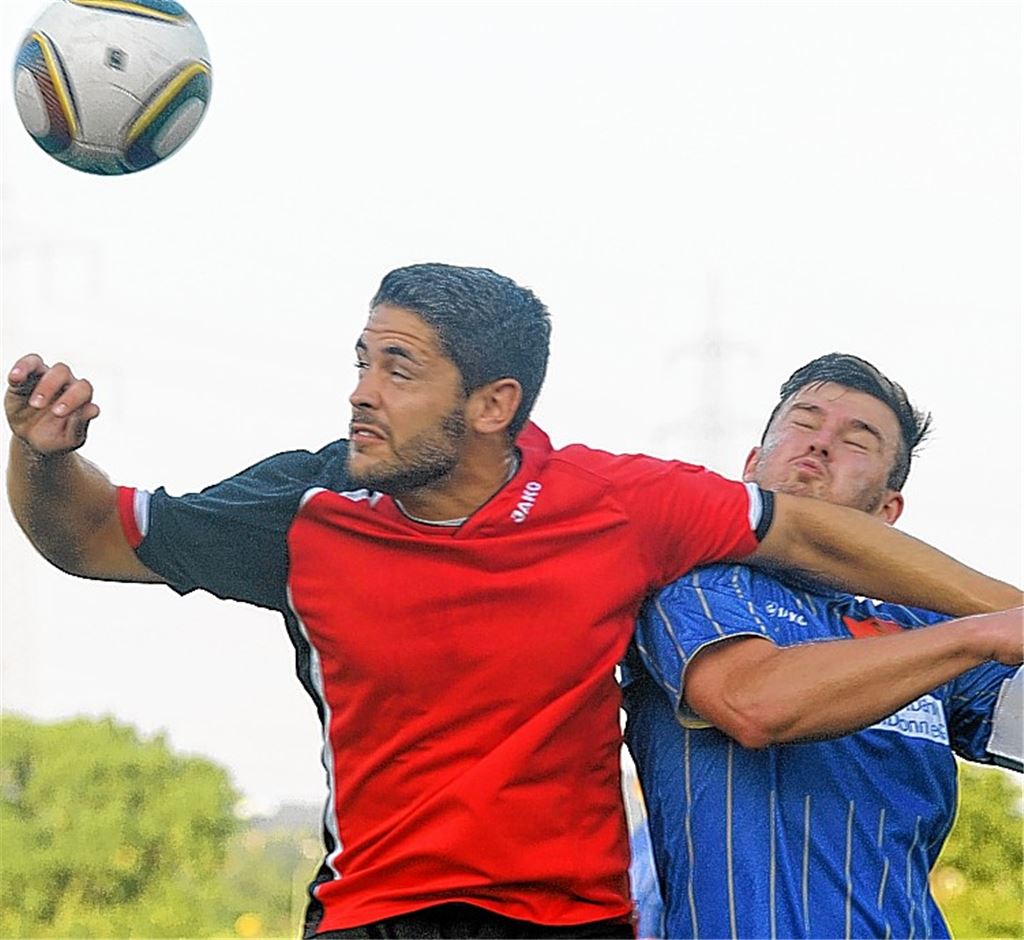 Jeremy Briem (li.) im Kopfballduell gegen seine bisherigen Mannschaftskameraden. Er ist in der Sommerpause vom 1. FC Kieselbronn zur SG Ölbronn-Dürrn zurückgekehrt. Foto: Fotomoment
