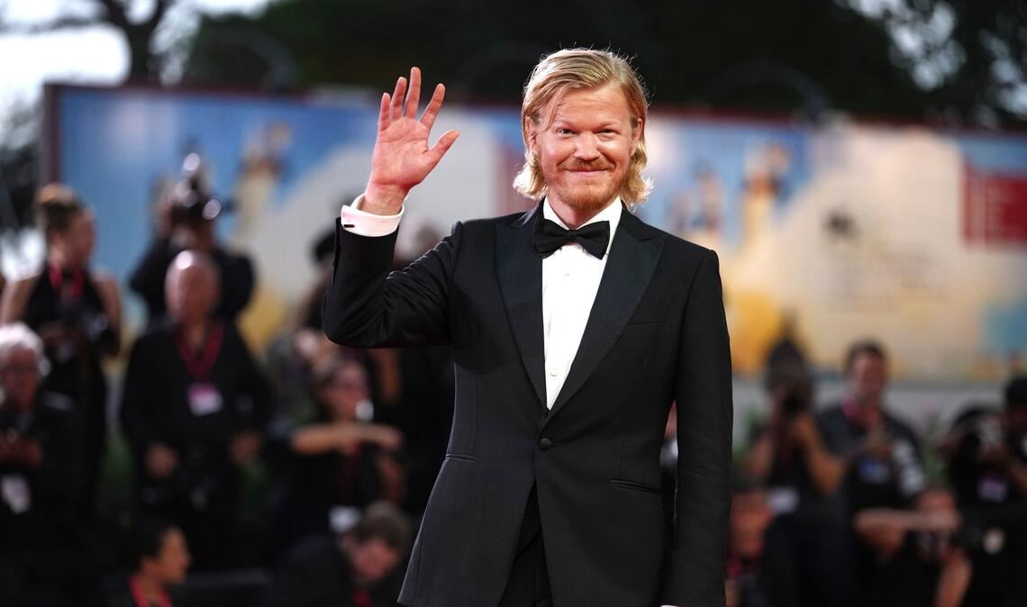 Jesse Plemons ist in "Bugonia" als garstiger Verschwörungsideologe zu sehen.