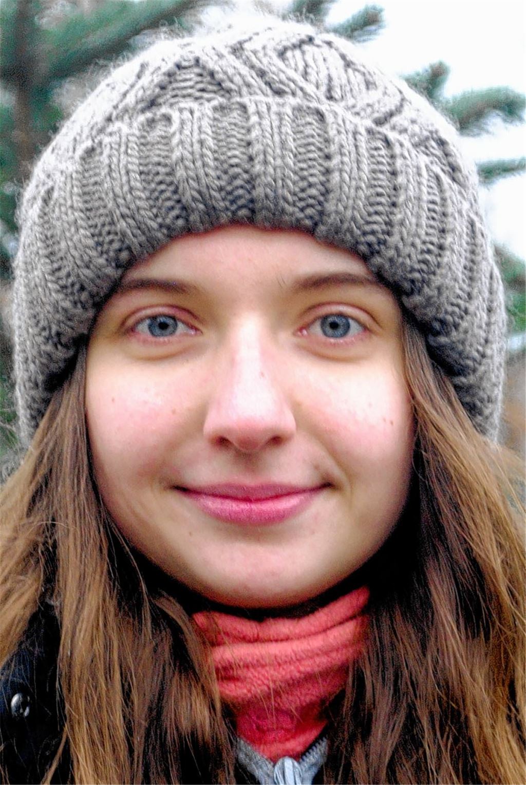 Jessica Jacobsen bietet auf dem Edeka-Parkplatzin Mühlackerihre Bäume an