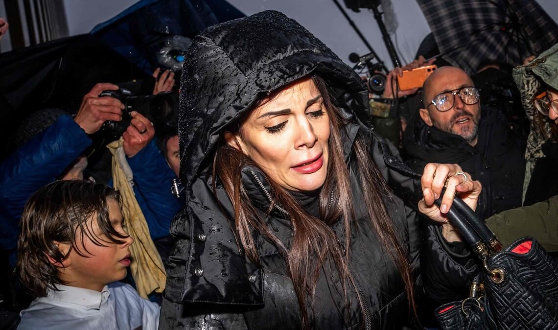 Jessica Moretti kam nur mit Hilfe der Polizei in das Gebäude in Sitten im Kanton Wallis, in dem die Vernehmungen stattfinden.