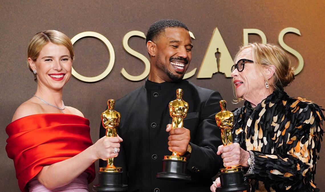 Jessie Buckley, Michael B. Jordan und Amy Madigan (von links nach rechts) konnten sich einen Oscar sichern.