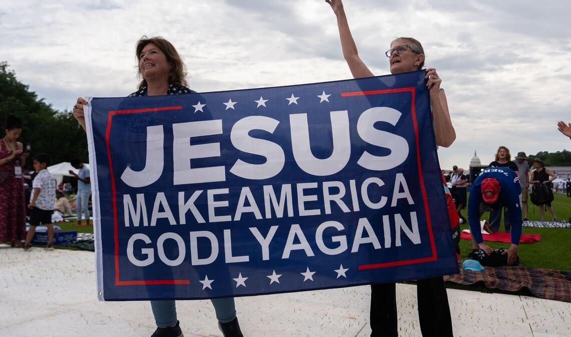 "Jesus mach Amerika wieder gottesfürchtig", steht auf einem Banner bei der Gebetsveranstaltung.
