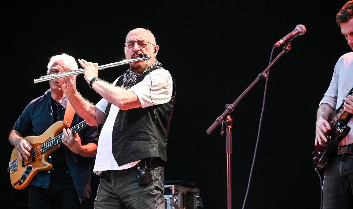 Jethro Tull (hier bei einem Konzert im Jahr 2022) rockten am Samstagabend in der Liederhalle.