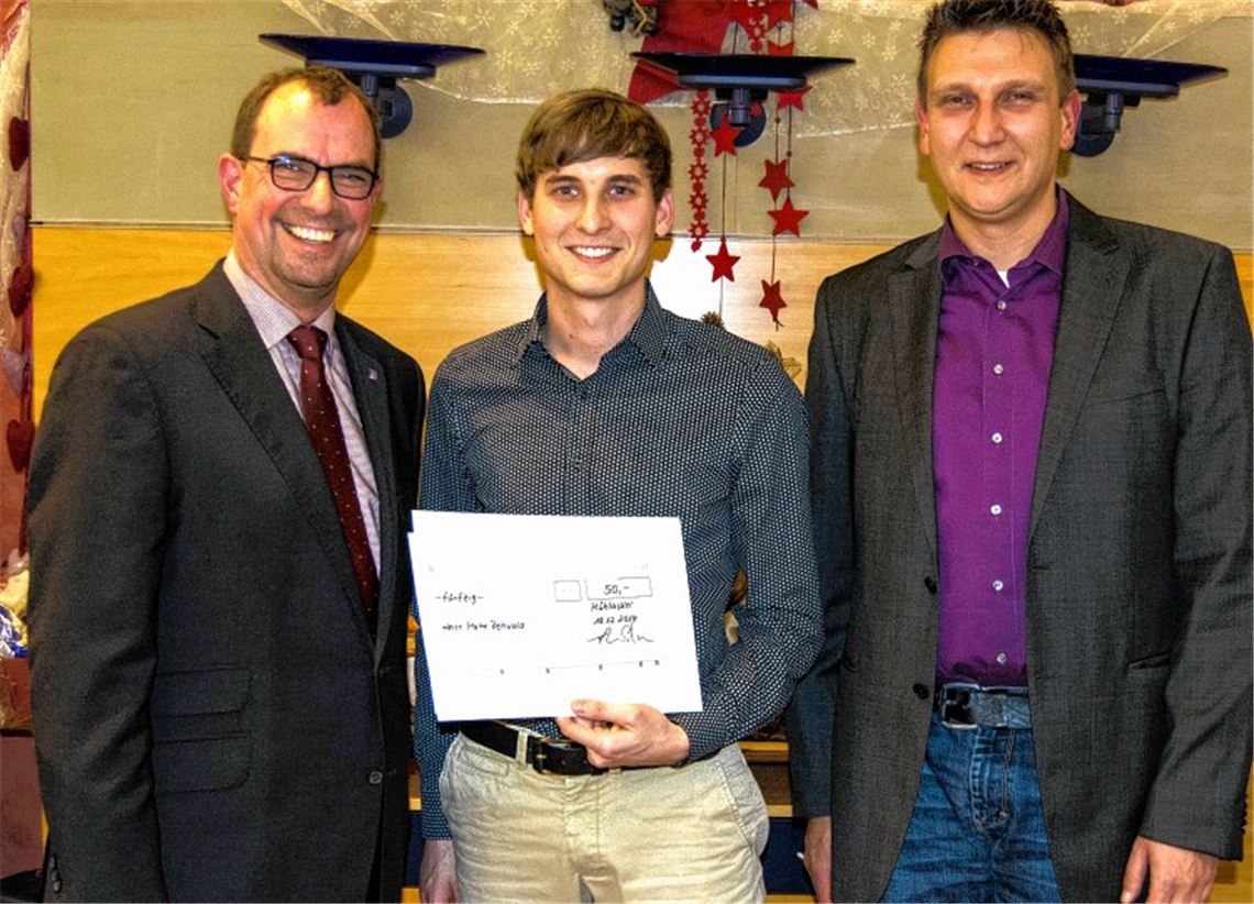 Jetzt auch die Ehrung des Modellbauer-Bundessiegers durch die Stadt (v. li.): Oberbürgermeister Frank Schneider, Malte Rehwald und Geschäftsführer Dietmar Schäfer.