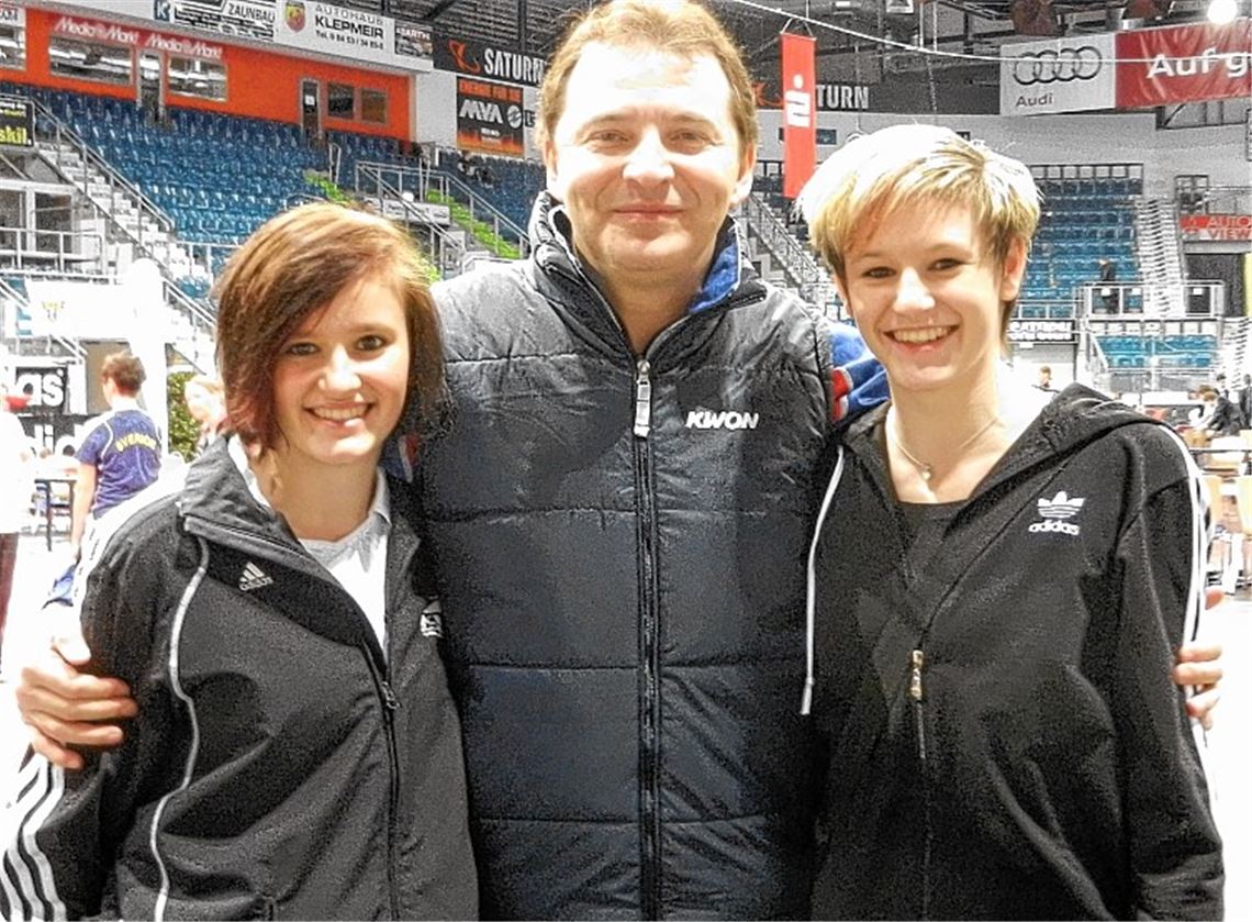 „Jetzt erst einmal ausspannen“: Roxana (li,) und Tamara Nothaft freuen sich mit ihrem Trainer Nurettin Yilmaz über die letzten Medaillen dieses Jahres.  Foto: privat