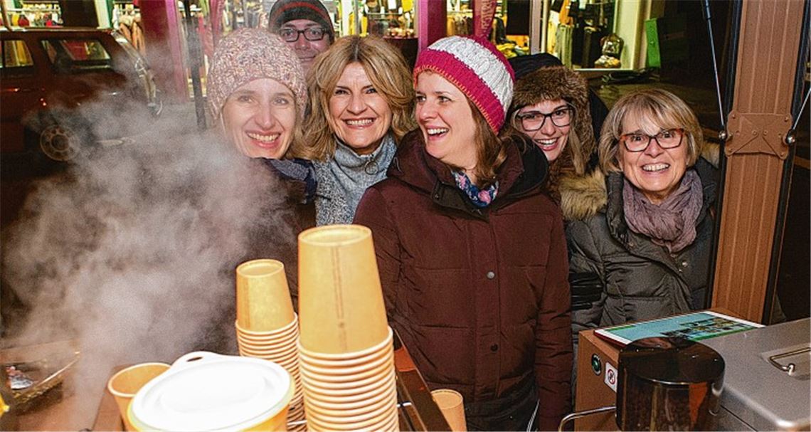 Jetzt erst recht: Beste Stimmung herrscht trotz des nasskalten und windigen Wetters am Enz-Bar-Mobil in der Bahnhofstraße vor Buch-Elser. Fotos: Fotomoment