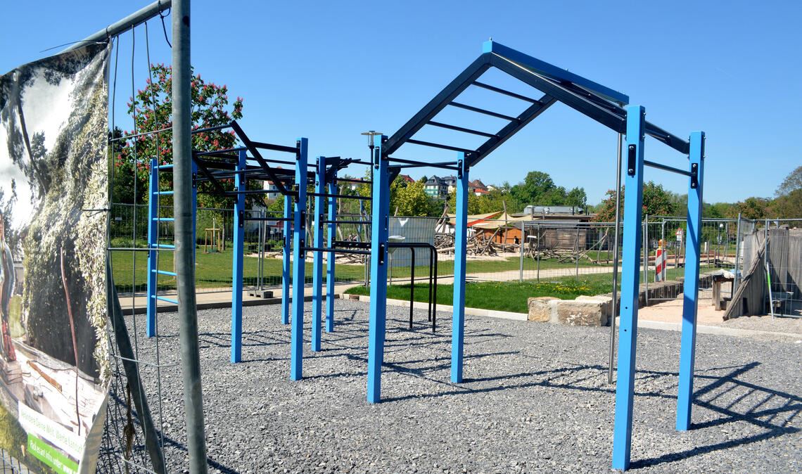 Jetzt fehlt nur noch der Gummifallschutz, dann kann an der Calisthenics-Anlage in den Enzgärten trainiert werden. Foto: Stahlfeld