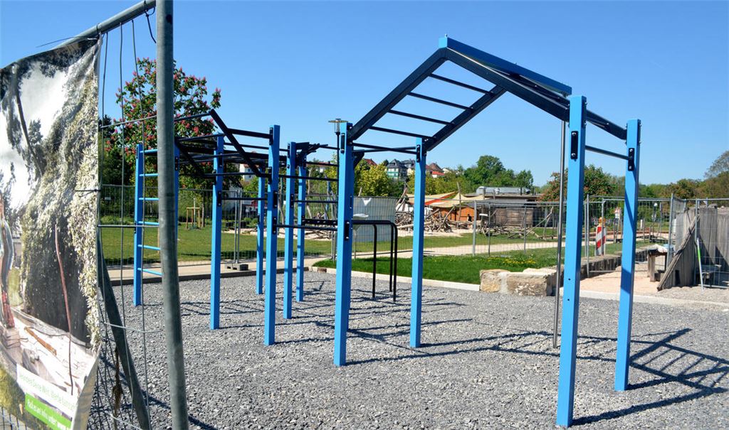 Jetzt fehlt nur noch der Gummifallschutz, dann kann an der Calisthenics-Anlage in den Enzgärten trainiert werden. Foto: Stahlfeld