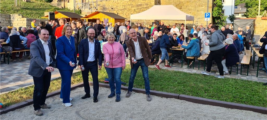 Jetzt geht’s rund: Auf dem umgebauten Backhausplatz gibt es auch die Möglichkeit zum Boulespielen. Getestet wird dies von (v.li.) Ortsvorsteher Timo Steinhilper, Bundestagspräsidentin Bärbel Bas, Bürgermeister Alexander Kozel, der SPD-Bundestagsabgeordneten Katja Mast und dem Ortschaftsrat Volker Riedel. Fotos: Metzbaur