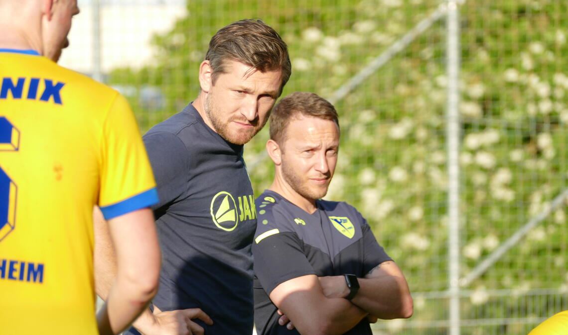 Jetzt geht‘s wieder los: Das Trainerteam Martin Maier (li) und Sören Christofori will mit Phönix Lomersheim den Klassenerhalt schaffen. Foto: Archiv