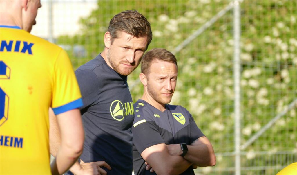 Jetzt geht‘s wieder los: Das Trainerteam Martin Maier (li) und Sören Christofori will mit Phönix Lomersheim den Klassenerhalt schaffen. Foto: Archiv