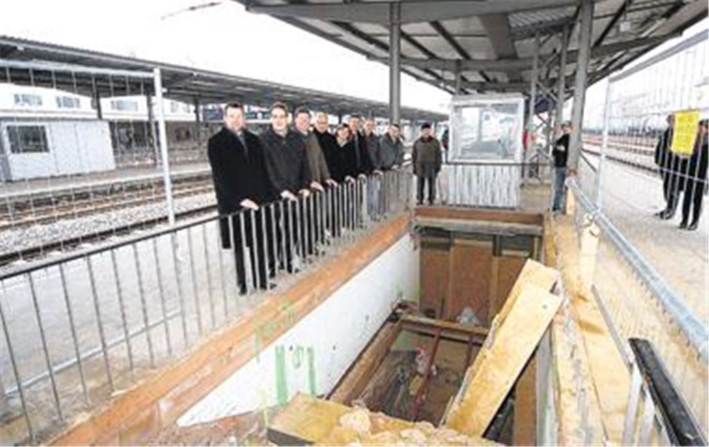 Jeweils ein Treppenaufgang wird in den Bahnsteigen für den Einbau von Aufzügen geopfert. Im Beisein der Rathausspitze mit Oberbürgermeister Gert Hager (li.), des Bundestagsabgeordneten Professor Dr. Erik Schweickert (daneben) sowie Vertretern der Bahn und der Planungsbüros wurde gestern der symbolische Baubeginn markiert. Foto: Kollros