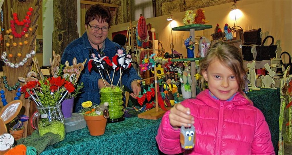 Jil, sechs Jahre alt, gefällt die kleine handgefertigte Eule. Der Papa hat sie ihr gekauft.