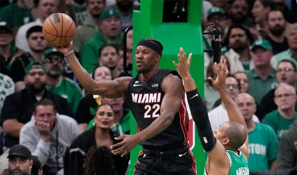 Jimmy Butler (l) von Miami Heat in Aktion mit Al Horford von den Boston Celtics.