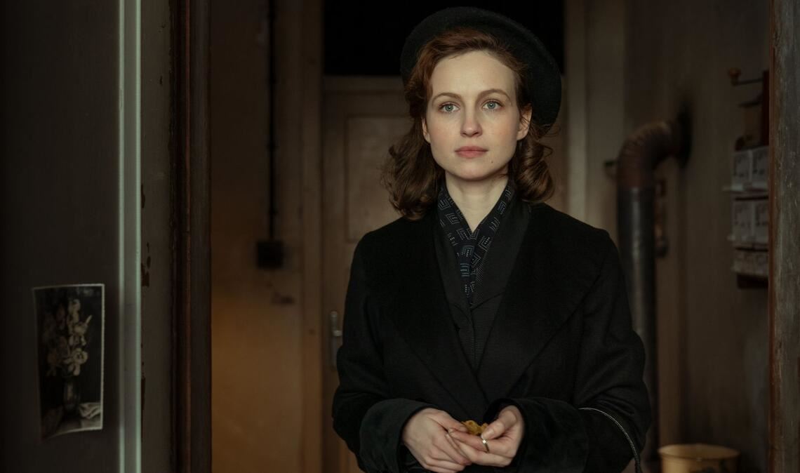 Jitka Modrá (Diana Dulinková) lässt sich auf ein gefährliches Spiel ein.