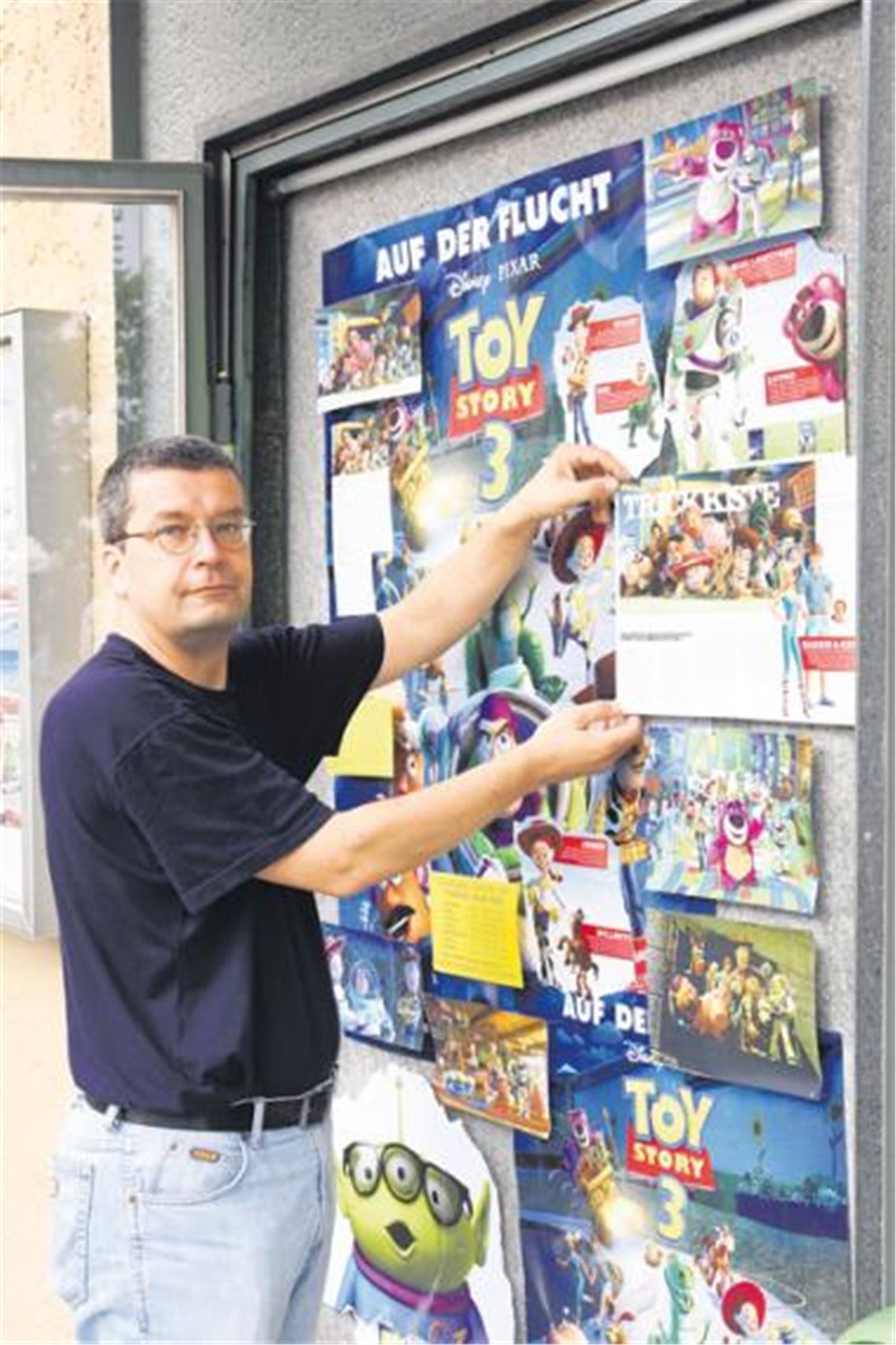 Joachim Baensch zeigt die Toy Story 3 in der klassischen Kinoversion. Eine Investition in eine 3D-Leinwand würde 100000 Euro kosten, und angesichts des abflauenden Booms für Filme in der neuen Technik ist es mehr als fraglich, ob sie sich refinanziert. 
Foto: Goertz