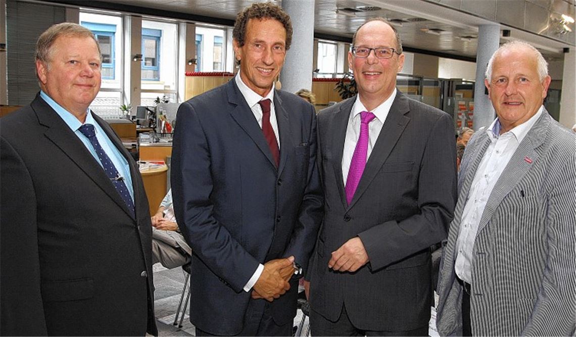 Joachim Butz, stellvertretender Kreishandwerksmeister, Julian Nida-Rümelin, Stephan Scholl (Sparkasse Pforzheim Calw) und Handwerkskammer-Präsident Joachim Wohlfeil (v.li.).