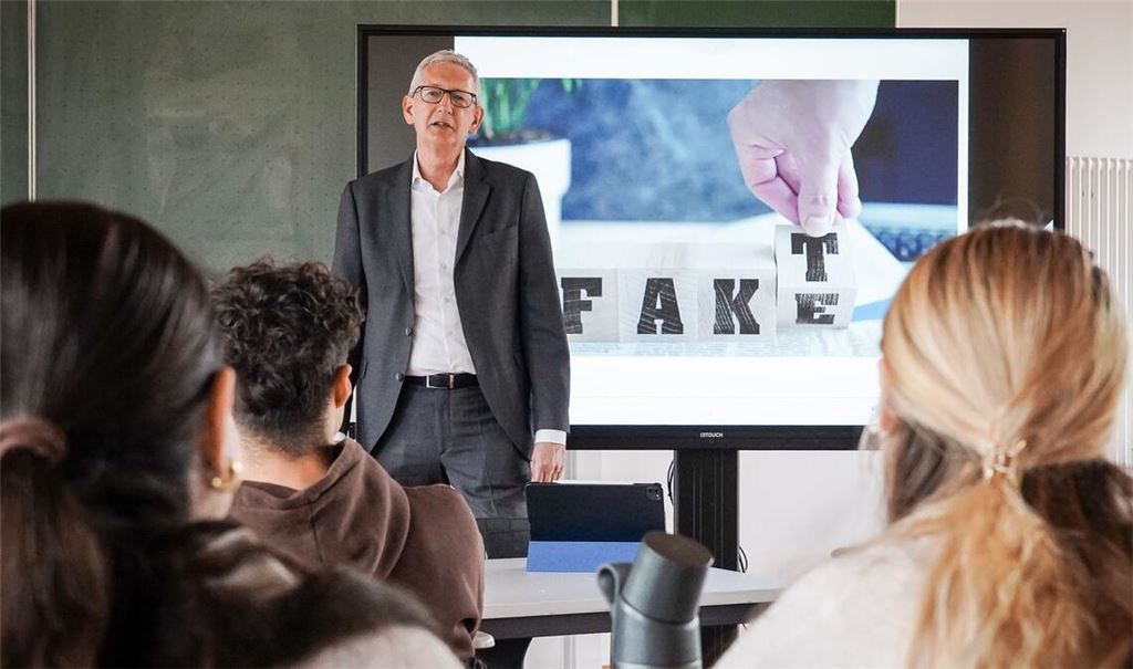 Joachim Dorfs, Chefredakteur der Stuttgarter Zeitung und Stuttgarter Nachrichten, im Gespräch mit Jugendlichen einer Stuttgarter Schule bei den Schülermedientagen 2025.