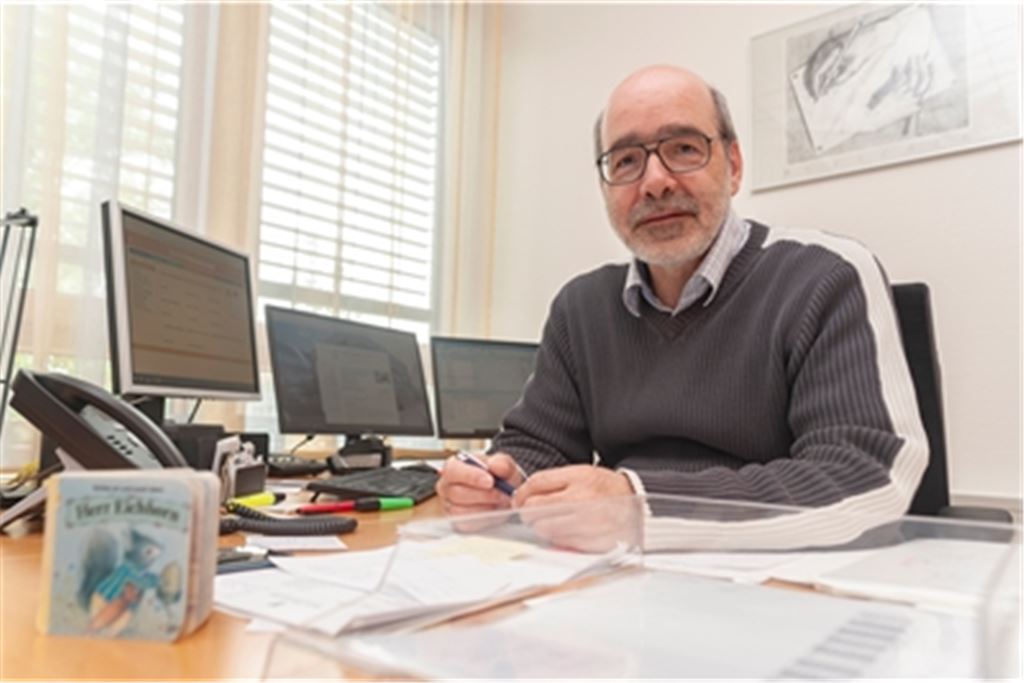 Joachim Eichhorn, GEW-Kreisvorsitzender und Schulleiter in Niefern, liebt seinen Beruf. Aber er beobachtet auch, dass deutlich zu wenig Nachwuchs nachkommt. Foto: Fotomoment