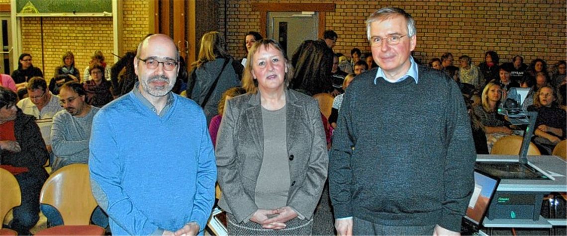 Joachim Eichhorn (li.), Christine Stamler und Andreas Petermann informieren in Illingen über aktuelle und auch neue Bildungswege wie die Gemeinschaftsschule.Foto: Stahlfeld