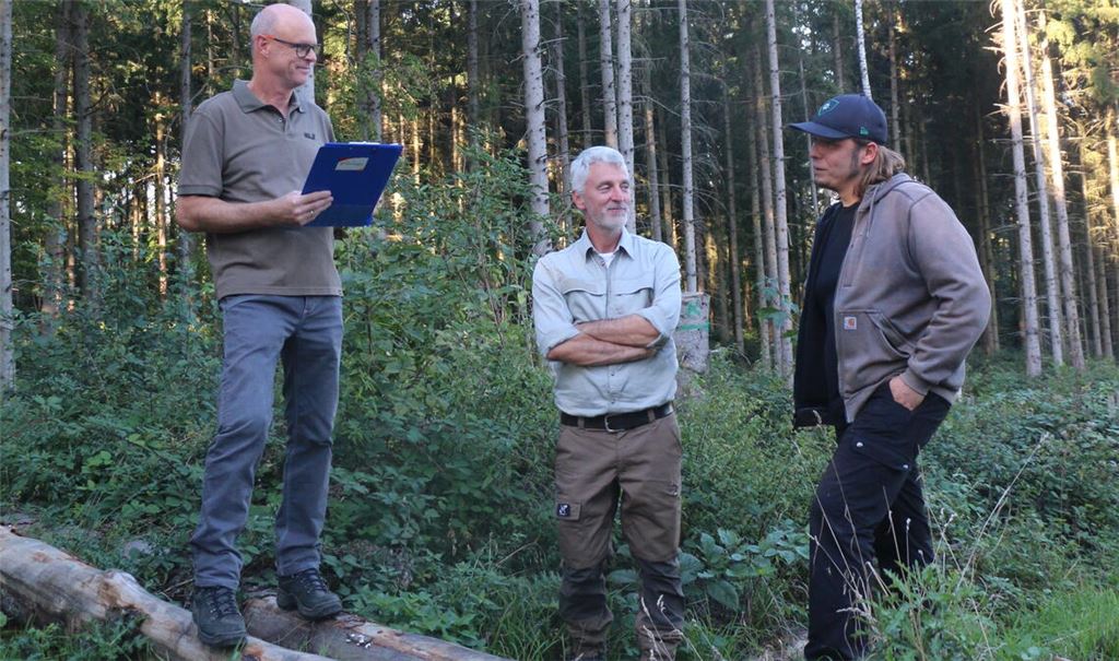 Joachim Hailer (li.) bei seinem letzten Waldbegang als Revierförster. Er übergibt das Amt an Alexander von Hanstein (re.). Forstamtsleiter Andreas Roth vom Landratsamt gibt beim Rundgang mit Verwaltung und Gemeinderat zudem einen Überblick, der über den Wiernsheimer Forst hinausgeht. Fotos: Deeg