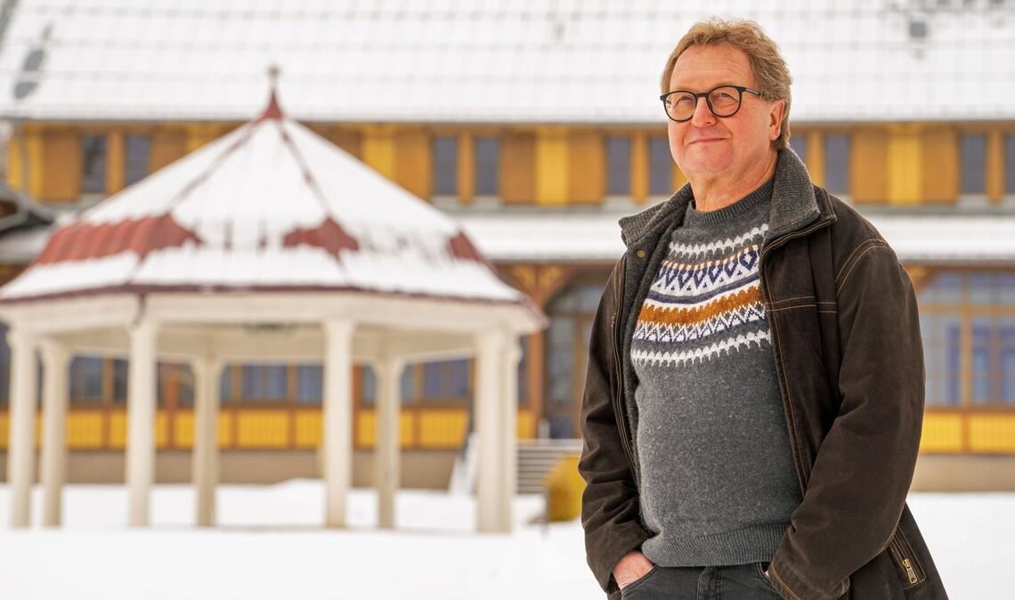 Joachim Lenk vor dem Württemberg-Palais im Alten Lager in Münsingen: Früher war hier das Offizierskasino untergebracht.