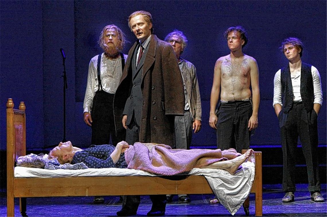 Joanne Gläsel (Aase, liegend) und die verschiedenen Peer-Gynt-Darsteller Jörg Bruckschen, Mathias Reiter, Jens Peter, Peter Christoph Scholz und Timo Beyerling (v.li.)