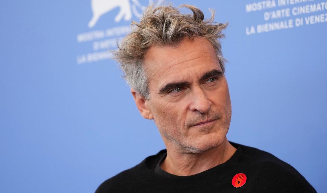 Joaquin Phoenix vor der Pressekonferenz des Films mit einem "Artists4Ceasefire"-Anstecker.