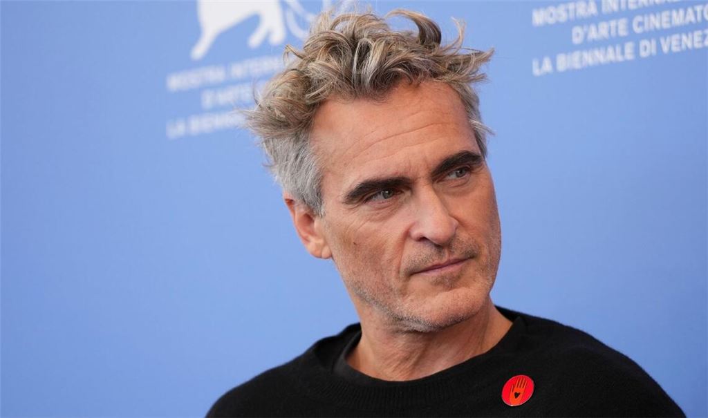 Joaquin Phoenix vor der Pressekonferenz des Films mit einem "Artists4Ceasefire"-Anstecker.