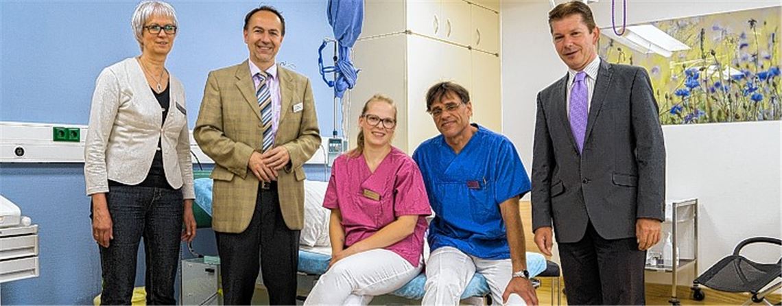 Job, Karriere und Familie müssen auch Ärzte und Krankenpfleger unter einen Hut bekommen. Das Klinikum Siloah St.Trudpert bietet deshalb Unterstützung für seine Mitarbeiter an. Evelyne Teschner-Klug (Leiterin der AG Gesundheitsfördernde Angebote für Mitarbeiter), Dietmar Köhrer (Krankenhausdirektor), Julia Turek (Hebamme), Jörg Fischer (Chefarzt Gynäkologie) und Frank Geissler (Geschäftsführer DAK) stellen den aktuellen Gesundheitsreport für die Region vor. Foto: Rohn