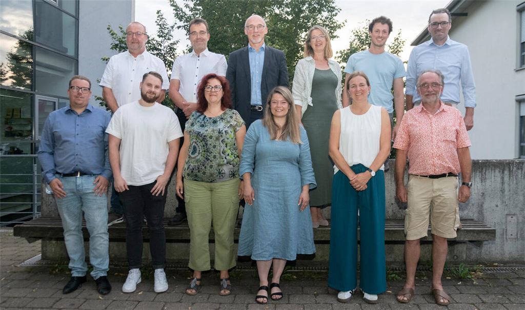 Jochen Abel, Felix Burkhardt, Ingela Freisler, Bürgermeisterin Antonia Walch, Annette Häußermann, Reiner Brand (vorne v.li.) und Maik Fuhrmann, Simon Betz, Klaus Riekert, Bianca Lillich, Jakob Sehmsdorf und Christoph Gutjahr (hinten v.li.) gehören dem neuen Sternenfelser Gemeinderat an. Foto: Fotomoment