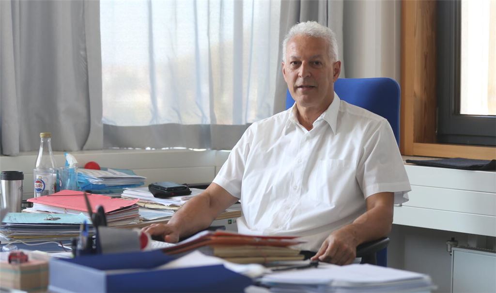 Jochen Dieterle in seinem Büro im Grundbuchamt in Maulbronn. Foto: Disselhoff